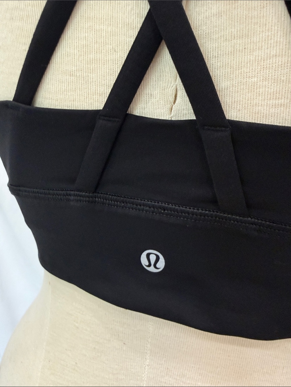 Lululemon Energy Bra ~ black - size 6 - excellent condition - Picture 3 of 6